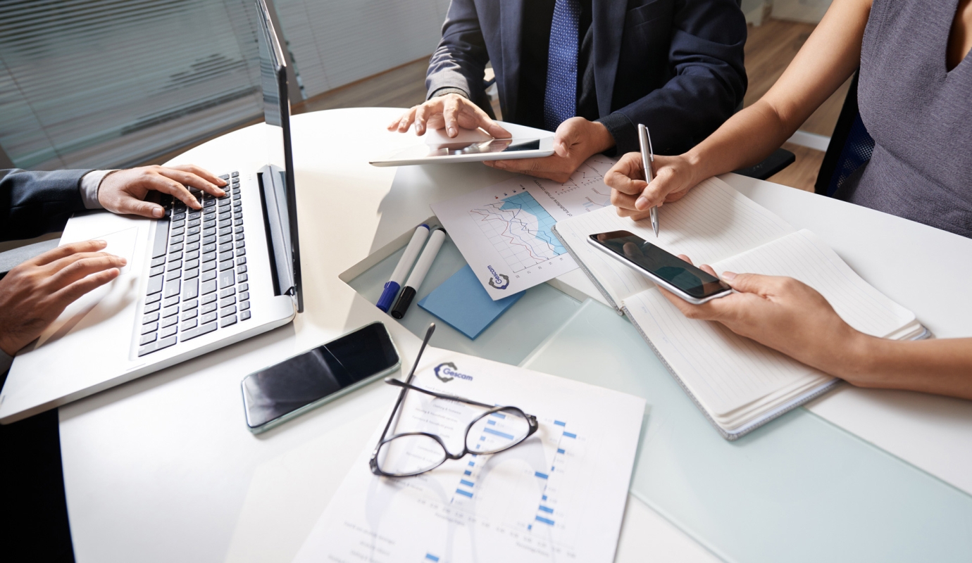 Gescam-business-people-sitting-office-desk-working-project